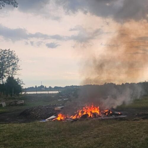 Ammassano rifiuti in un campo e gli danno fuoco. Bloccati e denunciati