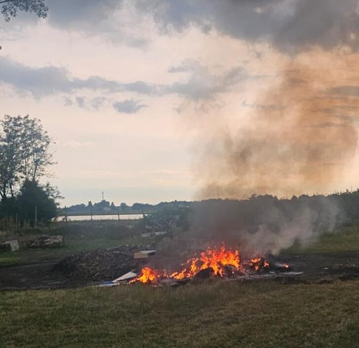 Ammassano rifiuti in un campo e gli danno fuoco. Bloccati e denunciati