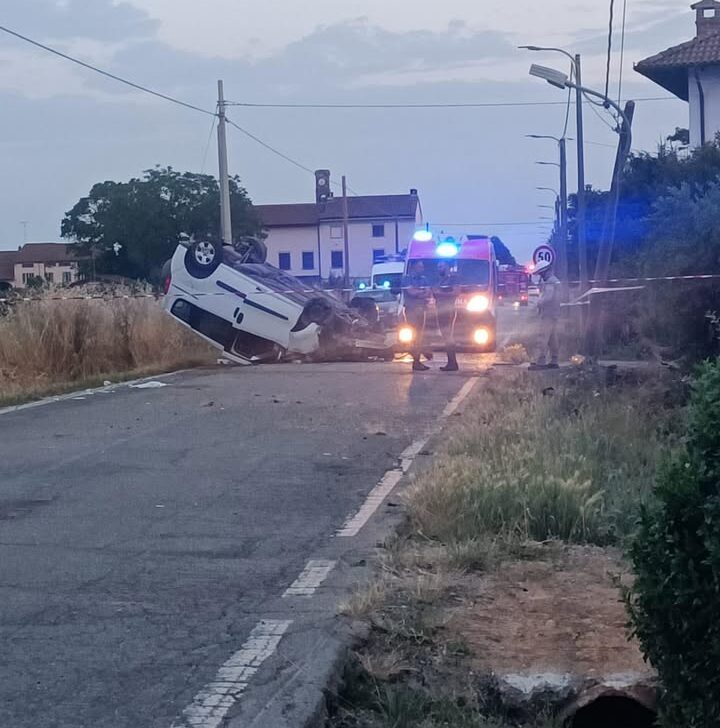 Incidente a Casal Cermelli: auto ribaltata e persone ferite. Distrutto un palo della luce