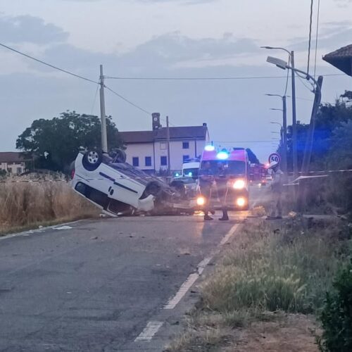 Incidente a Casal Cermelli: auto ribaltata e persone ferite. Distrutto un palo della luce