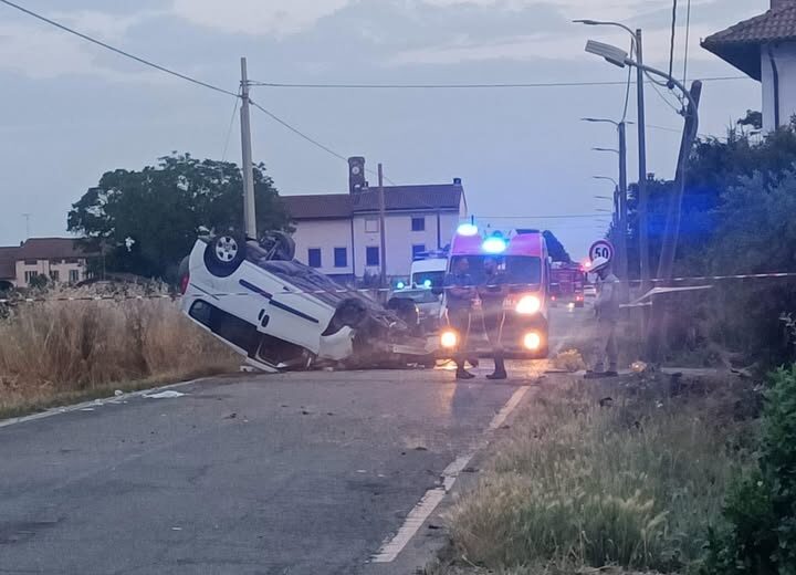 Incidente a Casal Cermelli: auto ribaltata e persone ferite. Distrutto un palo della luce