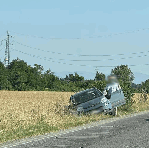 Altro incidente sulla SP185 per Casal Cermelli: auto in un campo