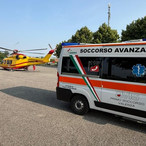 Incidente tra una moto e un’auto a Valenza: motociclista in gravi condizioni