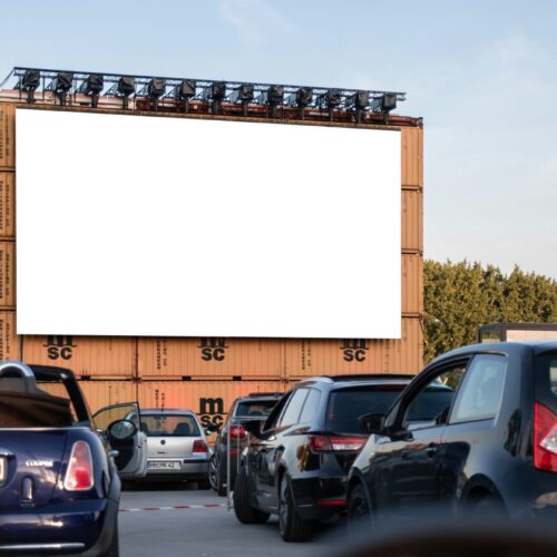 A Casale arriva il Drive In. Davanti al grande schermo seduti in auto