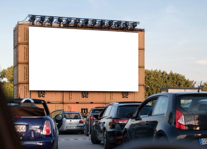 A Casale arriva il Drive In. Davanti al grande schermo seduti in auto
