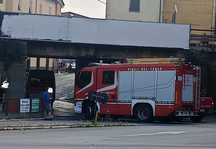 Sale su un tetto e lancia tegole in strada in via Verdi a Novi: donna ricoverata al Pronto Soccorso