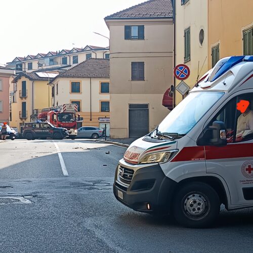 Sale su un tetto e lancia tegole in strada in via Verdi a Novi: donna ricoverata al Pronto Soccorso
