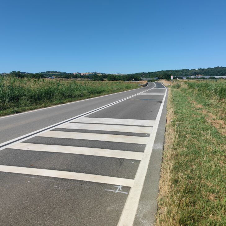 Nuova segnaletica vicino al dosso sulla strada tra Alessandria e Valle San Bartolomeo