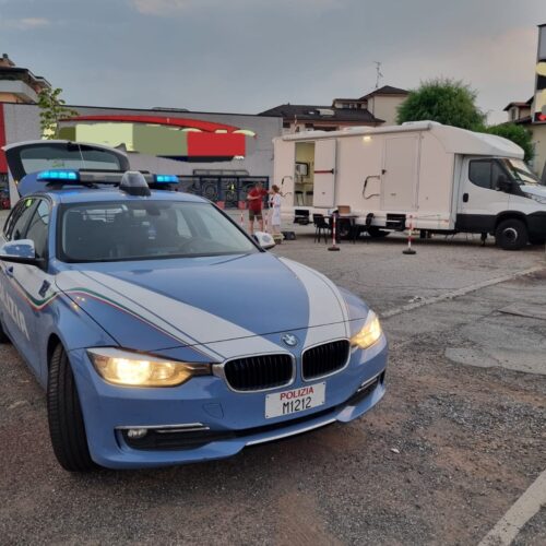 Controlli della Polizia con il laboratorio mobile: 5 patenti ritirate, tolti 50 punti e 8 mila euro di multa