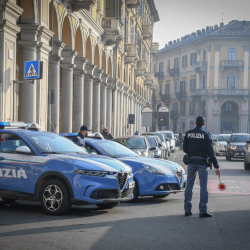 Gli comunicano il ritiro della patente e lui reagisce con pugni e minacce: arrestato