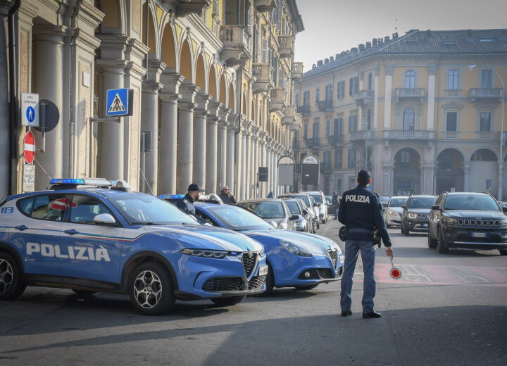 Gli comunicano il ritiro della patente e lui reagisce con pugni e minacce: arrestato