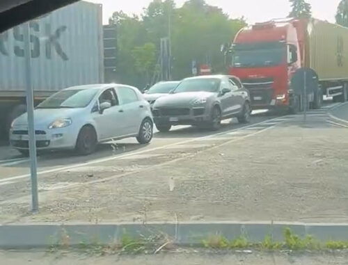 Coda al semaforo di San Michele vicino al casello di Alessandria Ovest