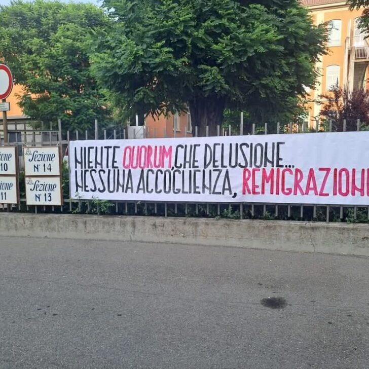 “Niente quorum, nessuna accoglienza”: a Tortona lo striscione che invoca la “remigrazione” degli stranieri
