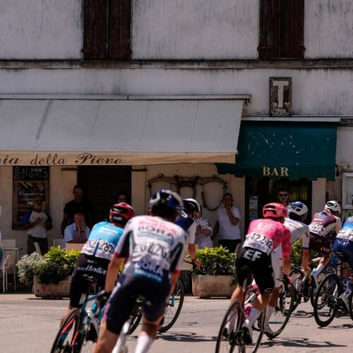 Prima tappa in provincia del Giro Next Gen. Passaggio a Serravalle e arrivo dei ciclisti a Gavi