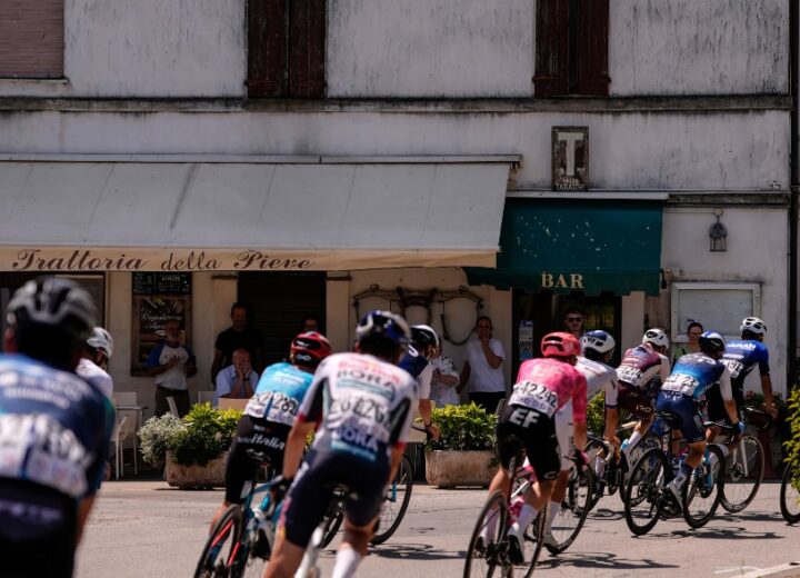 Prima tappa in provincia del Giro Next Gen. Passaggio a Serravalle e arrivo dei ciclisti a Gavi