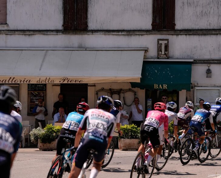 Prima tappa in provincia del Giro Next Gen. Passaggio a Serravalle e arrivo dei ciclisti a Gavi