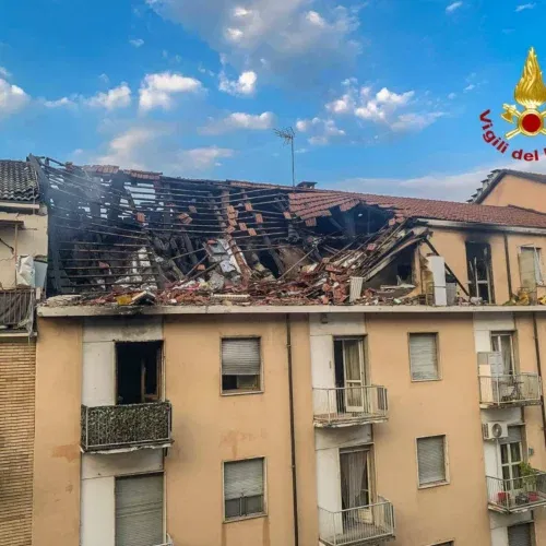 Torino, esplosione in appartamento: 5 feriti, si cerca un disperso