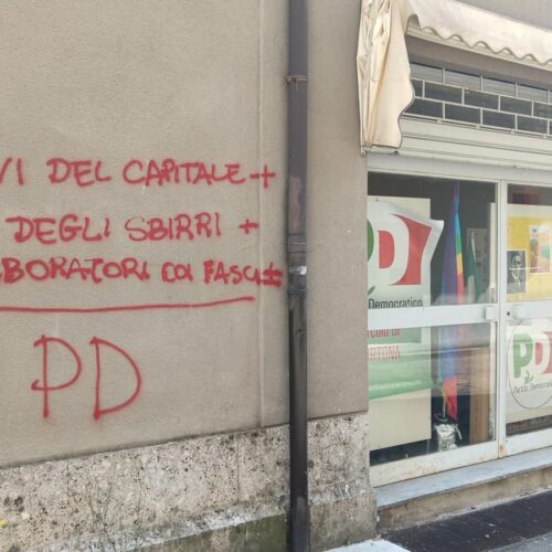 Vandali contro la sede del PD di Tortona: scritte offensive sui muri