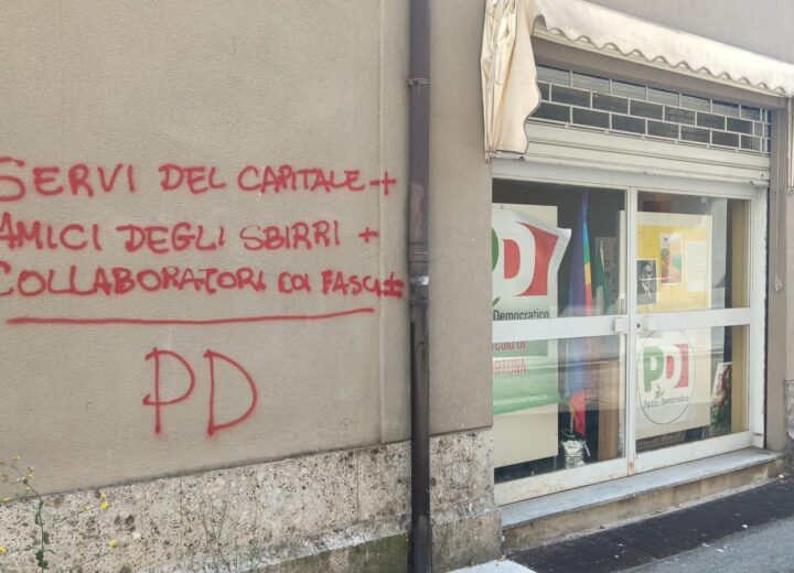 Vandali contro la sede del PD di Tortona: scritte offensive sui muri