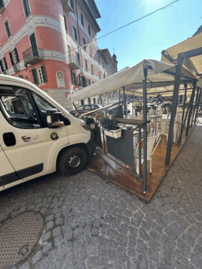 Paura a Ovada: furgone finisce contro dehors di un bar in piazza Assunta