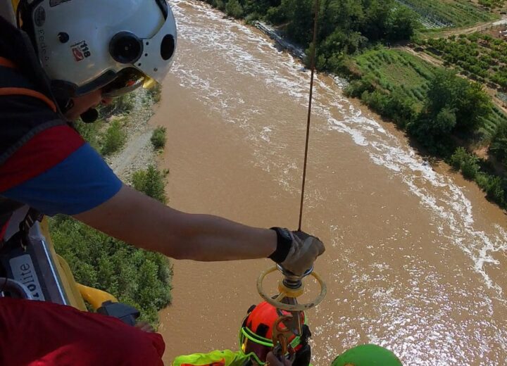 Coppia sorpresa dalla piena resta bloccata nell’Erro. I due tratti in salvo con l’elicottero