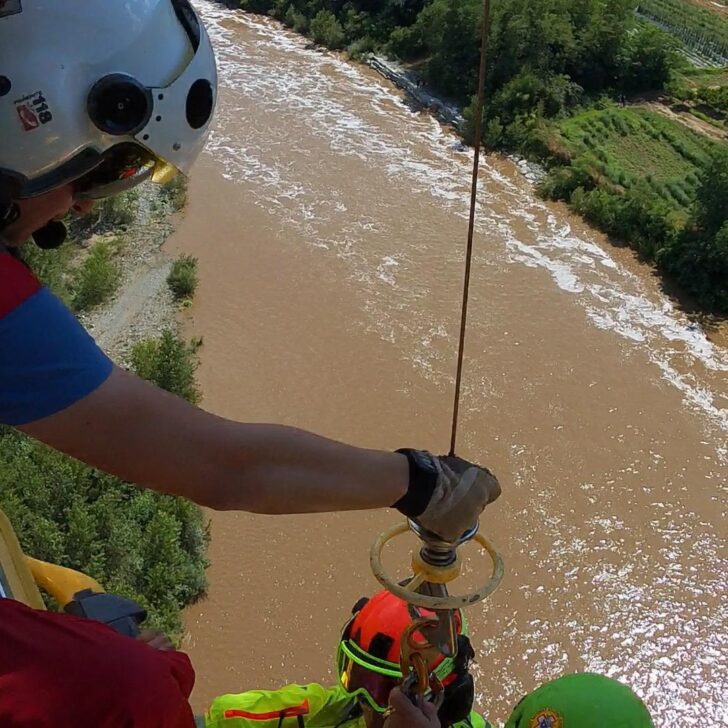 Coppia sorpresa dalla piena resta bloccata nell’Erro. I due tratti in salvo con l’elicottero