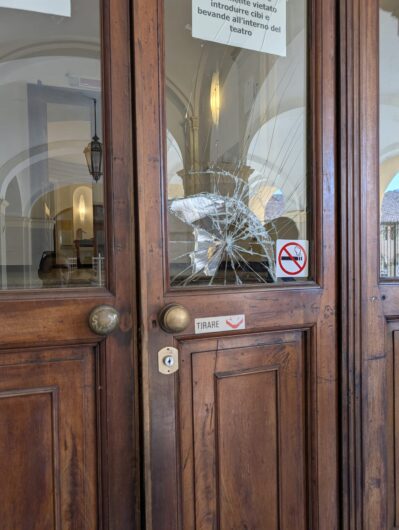 Vandali nel Teatro Civico di Tortona. Imbrattati atrio e i locali di servizio