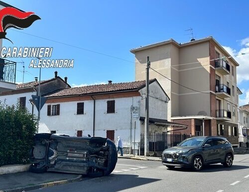 Pedinava una donna e ha ignorato l’alt dei Carabinieri. Arrestato dopo la fuga e l’incidente