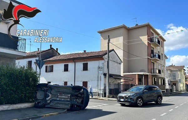 Pedinava una donna e ha ignorato l’alt dei Carabinieri. Arrestato dopo la fuga e l’incidente