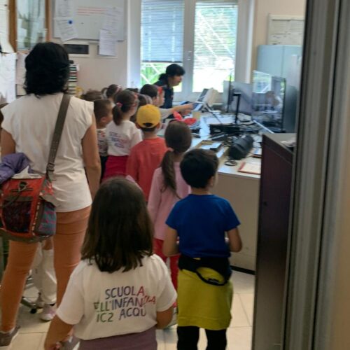 I bambini di un asilo di Acqui visitano la sede della Polizia Stradale