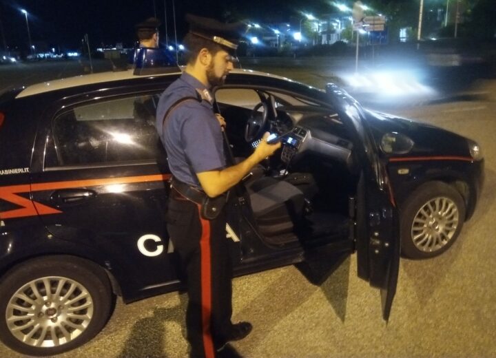 Non accetta l’addio della ex compagna e incendia l’auto del nuovo partner