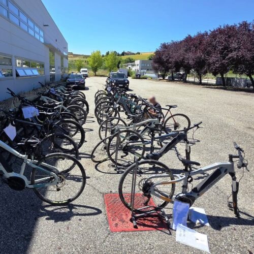 Rubano 20 e-bike del valore di 100mila euro. I Carabinieri le ritrovano poco dopo in un canale