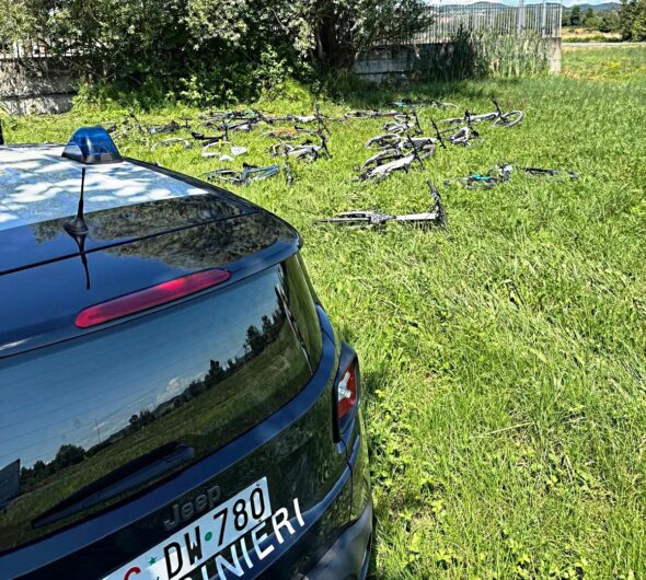 Rubano 20 e-bike del valore di 100mila euro. I Carabinieri le ritrovano poco dopo in un canale