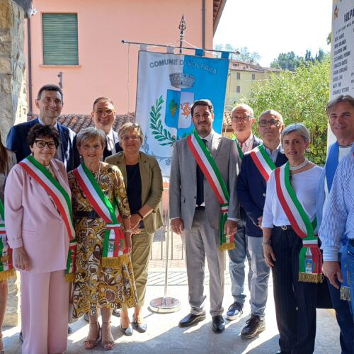 Volpara riceve ufficialmente Stemma e Gonfalone: il grappolo d’uva e la volpe simboli di identità e tradizione