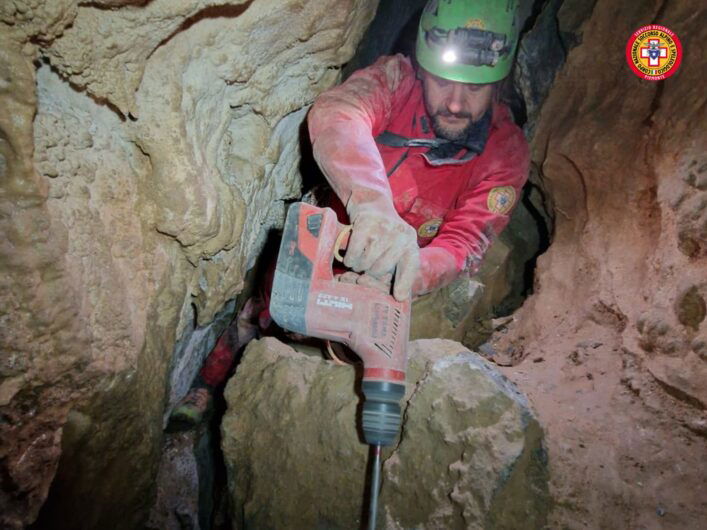 Salvato lo speleologo ferito e bloccato in una grotta a Ormea (CN)