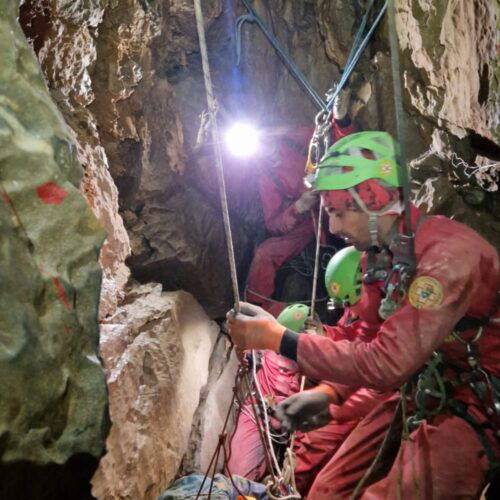 Salvato lo speleologo ferito e bloccato in una grotta a Ormea (CN)
