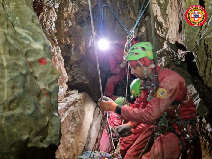 Salvato lo speleologo ferito e bloccato in una grotta a Ormea (CN)