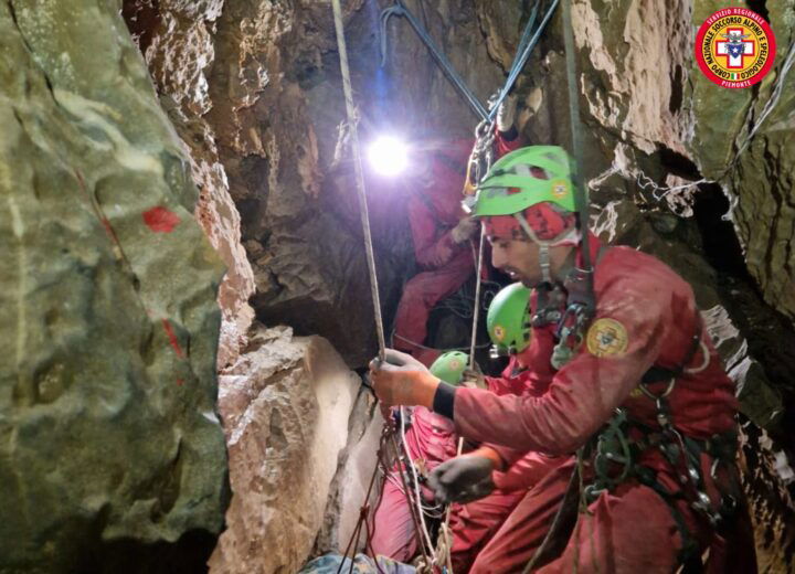 Salvato lo speleologo ferito e bloccato in una grotta a Ormea (CN)