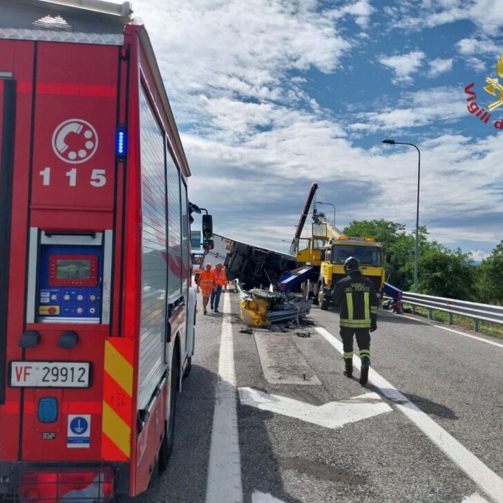 Autoarticolato finisce fuori strada sulla A53 tra Bereguardo e Pavia. Lievemente ferito il conducente