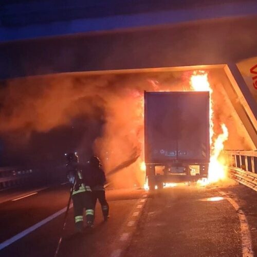 Incendio di un mezzo pesante sull’A21 tra Casteggio e Voghera. Vigili del Fuoco spengono le fiamme