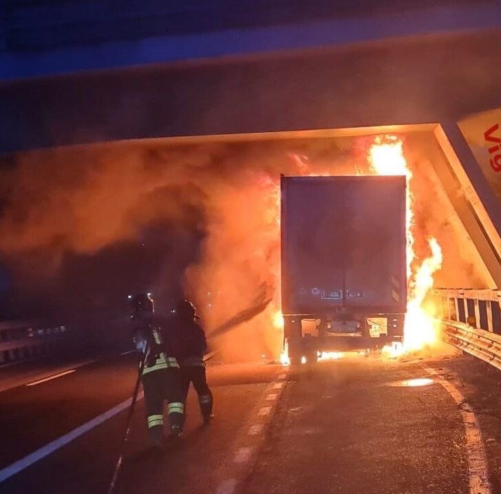 Incendio di un mezzo pesante sull’A21 tra Casteggio e Voghera. Vigili del Fuoco spengono le fiamme