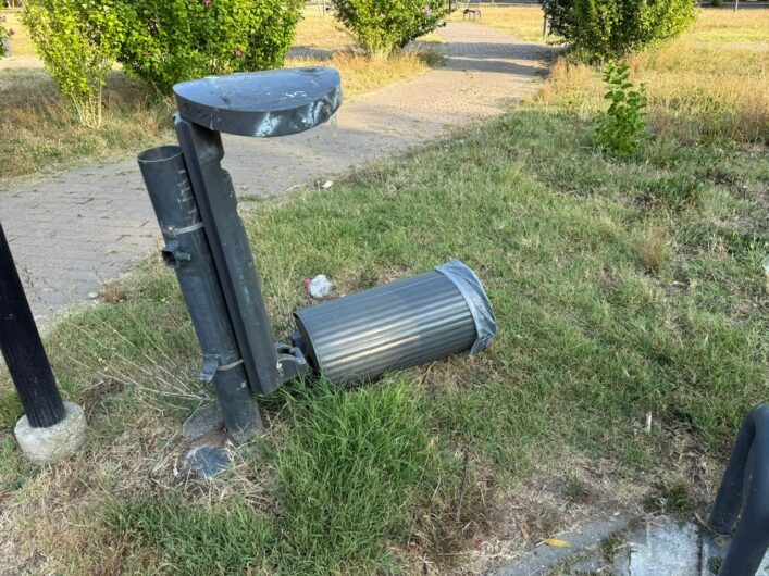 Ancora un affronto al Parco Carrà. Danneggiati una panchina e un cestino e rifiuti ovunque