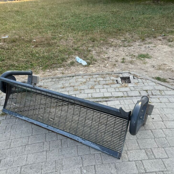 Ancora un affronto al Parco Carrà. Danneggiati una panchina e un cestino e rifiuti ovunque