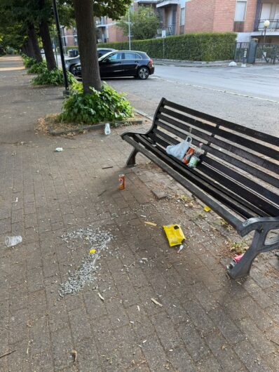 Ancora un affronto al Parco Carrà. Danneggiati una panchina e un cestino e rifiuti ovunque