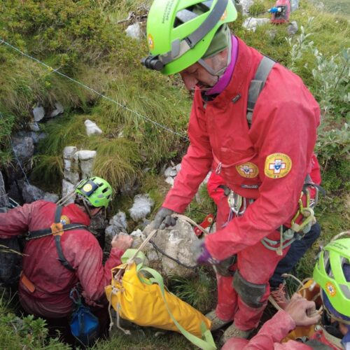 Ormea (CN): proseguono le operazioni per trarre in salvo speleologo ferito nell’Abisso Paperino