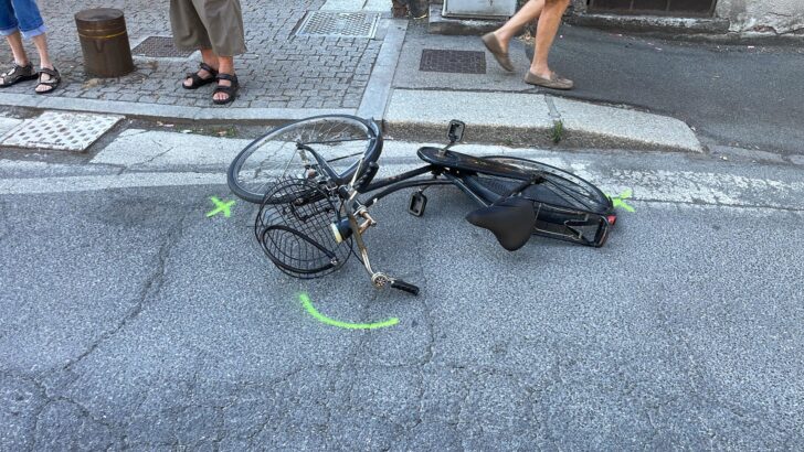 Donna in bici investita davanti a Palazzo Borsalino ad Alessandria