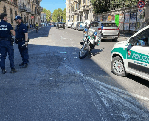 Donna in bici investita davanti a Palazzo Borsalino ad Alessandria