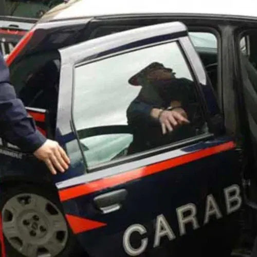 Distrugge sedie e tavolini di una pasticceria a Vigevano e poi prende a testate l’auto dei Carabinieri