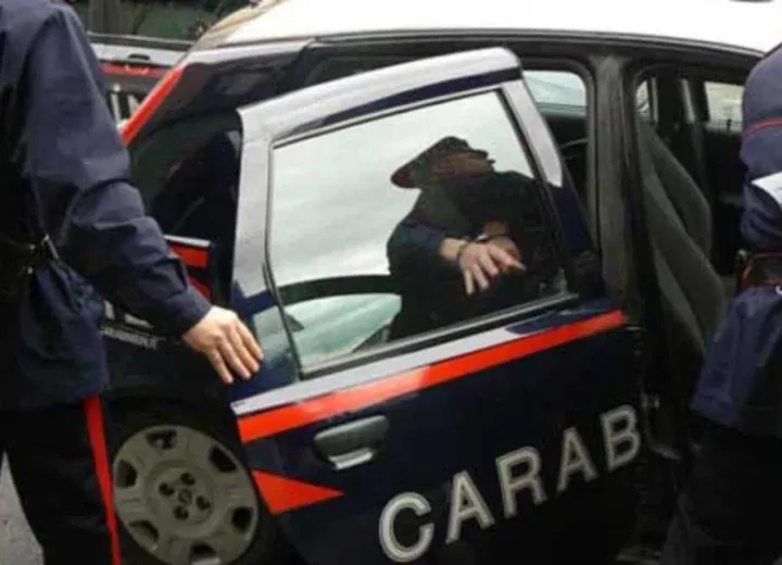 Distrugge sedie e tavolini di una pasticceria a Vigevano e poi prende a testate l’auto dei Carabinieri