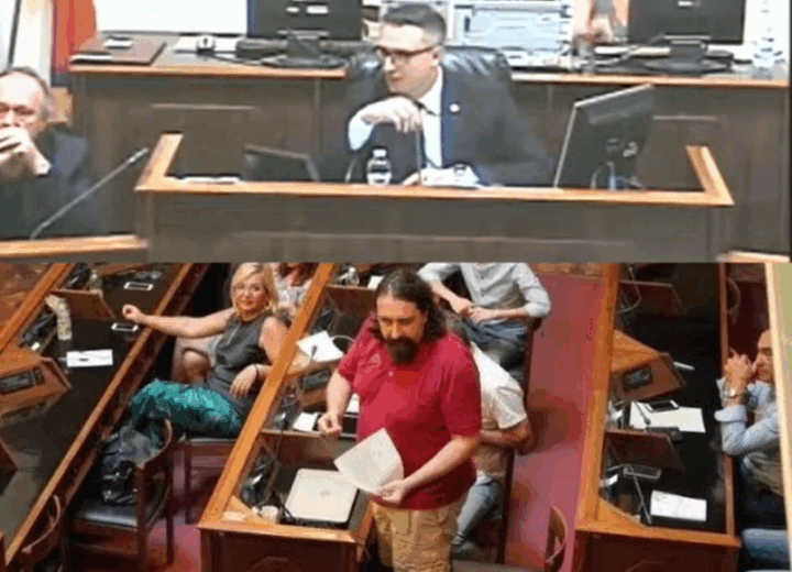 I pantaloncini corti in consiglio sono una moda bipartisan: il video di Locci sull’outfit di Serra